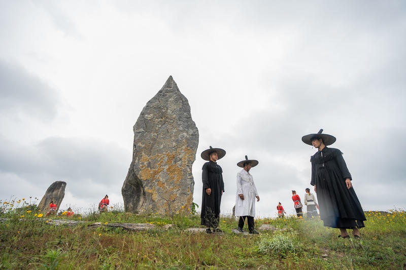 2024年7月5日，在貴州省畢節市百里杜鵑管理區方家坪景區，黃承龍帶著兩名副祭司正在進行祭祀活動的前期場地準備工作。