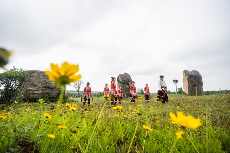 2024年7月5日，在貴州省畢節市百里杜鵑管理區方家坪景區，彝族鈴鐺舞的演員們在進行活動前期彩排。