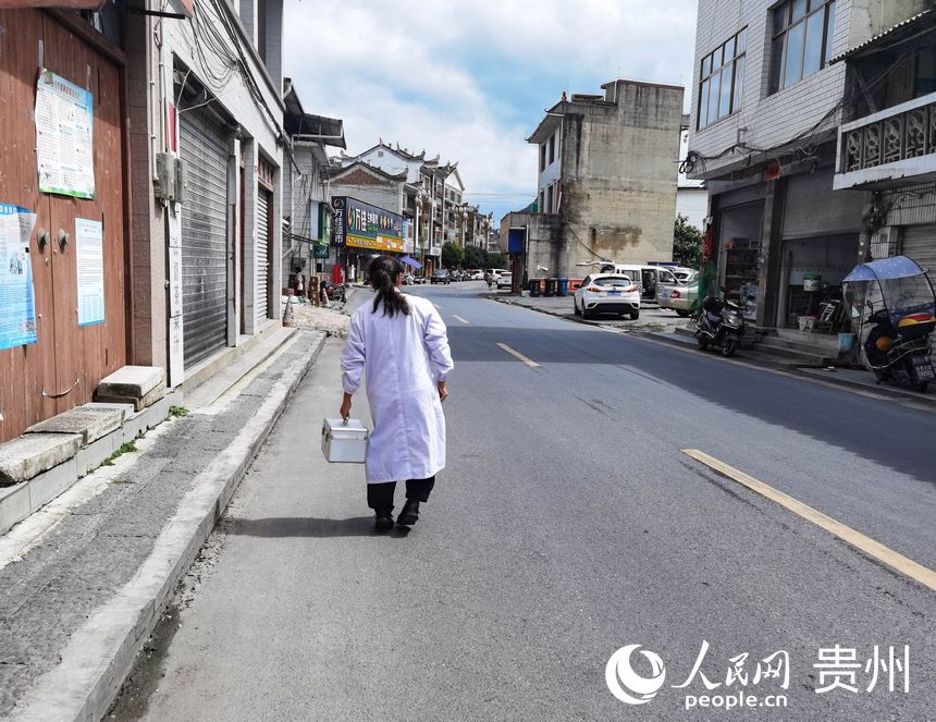 黎躍云深一腳淺一腳向慢性病患者家里走去。人民網記者 王秀芳攝