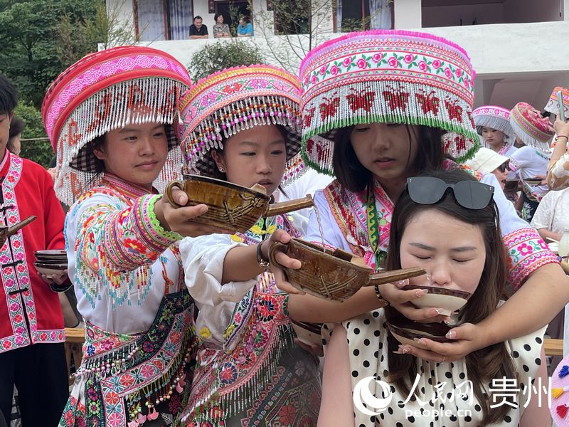 游客體驗民族活動。人民網 陳潔泉攝