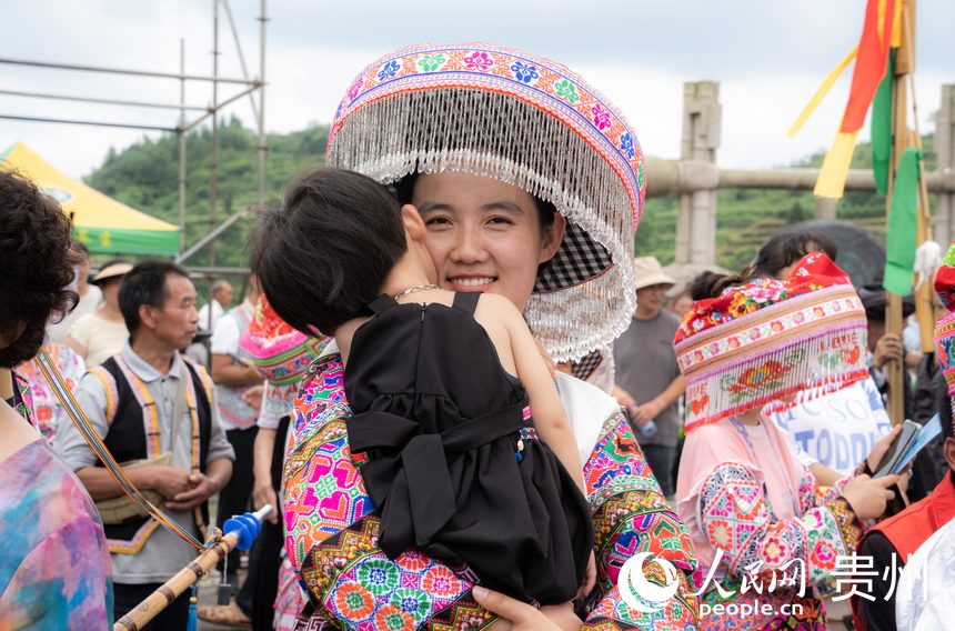 苗族同胞身著盛裝參加活動。人民網 陽茜攝