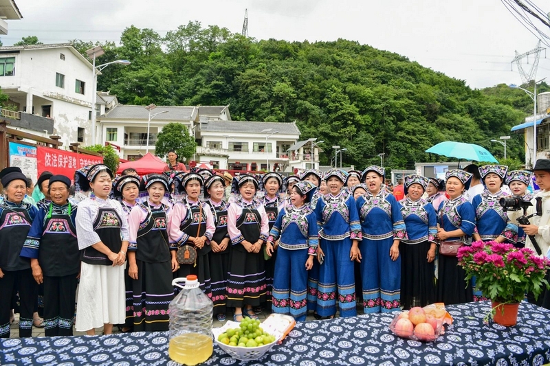 “桂花要等貴人到，貴人來到花才開……”布依姐妹唱起敬酒歌，斟美酒、迎客人。