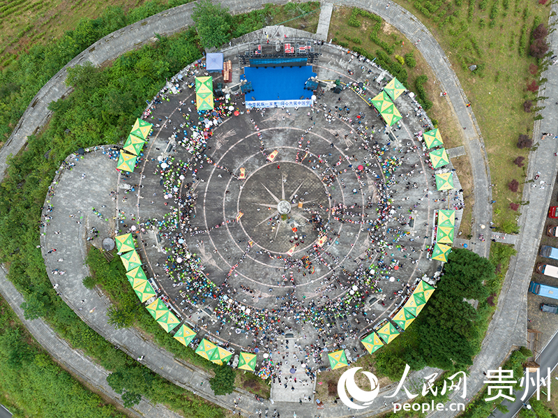 馬鬃苗族鄉2024年“六月六”踩山節活動現場。人民網 陽茜攝