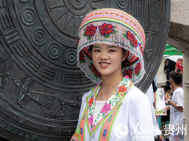 苗族姑娘身著盛裝參加活動。 人民網 陽茜攝