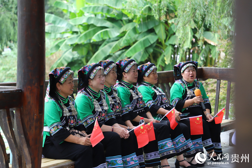 當地群眾在進行民歌對唱。人民網 龍章榆攝