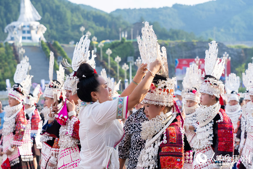 身著盛裝準備參加仰阿莎文化節民族文化巡演的少數民族群眾。人民網記者 涂敏攝