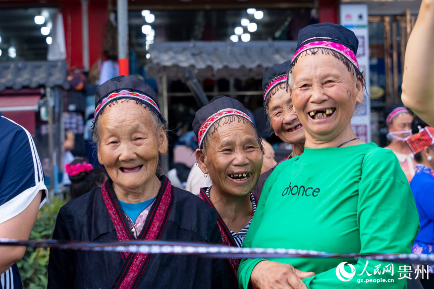 現場觀看巡演的群眾。人民網記者 涂敏攝