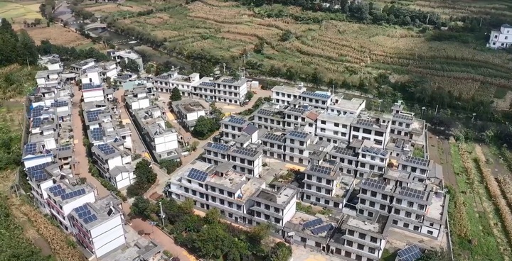 納木村家家戶戶的屋頂上安裝了光伏發電設備。劉菲菲攝