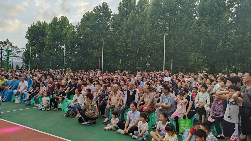 活動現場臺上臺下氣氛熱烈  蘇布祥 攝