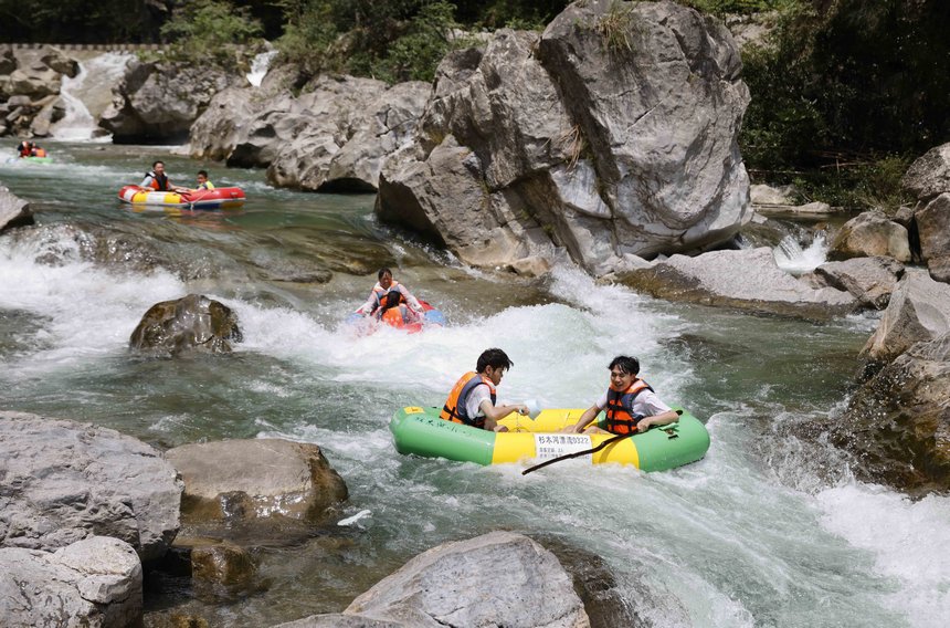 游客在杉木河景區漂流。