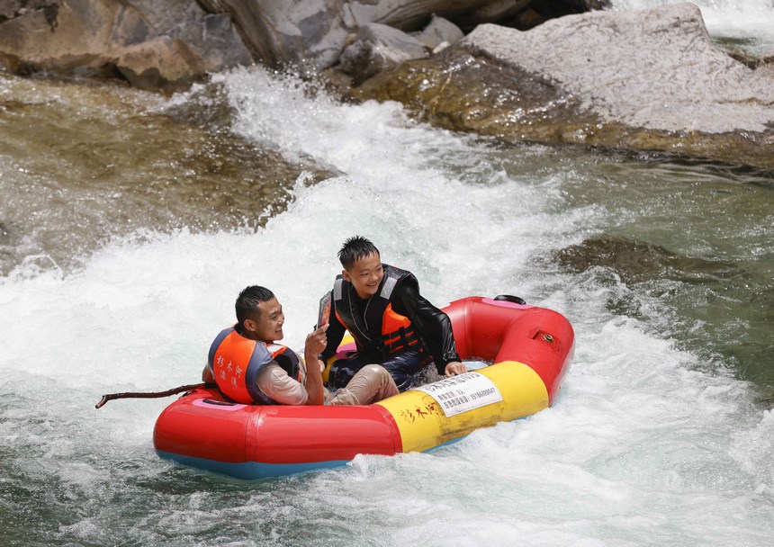 游客在杉木河景區漂流。