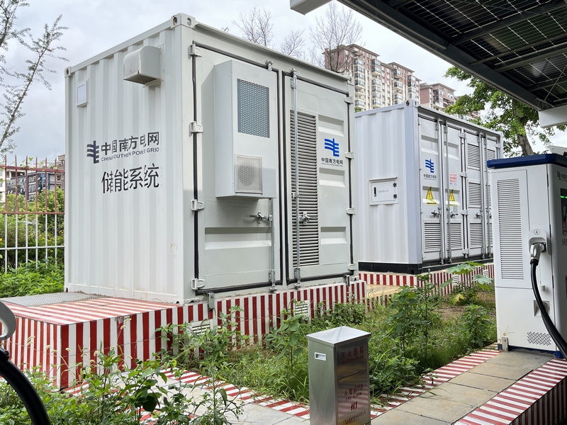 充電站旁的儲能系統。貴州電網有限責任公司電力科學研究院供圖