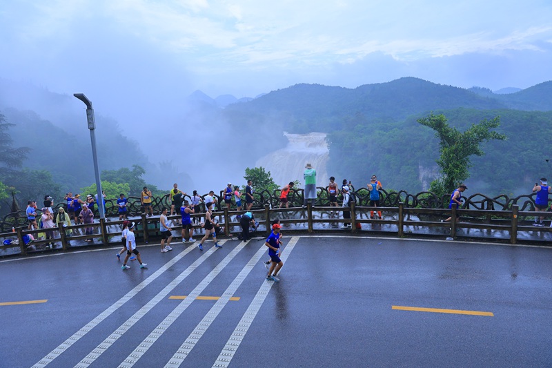 2024貴州·鎮寧黃果樹半程馬拉松現場。郭黎瀟供圖