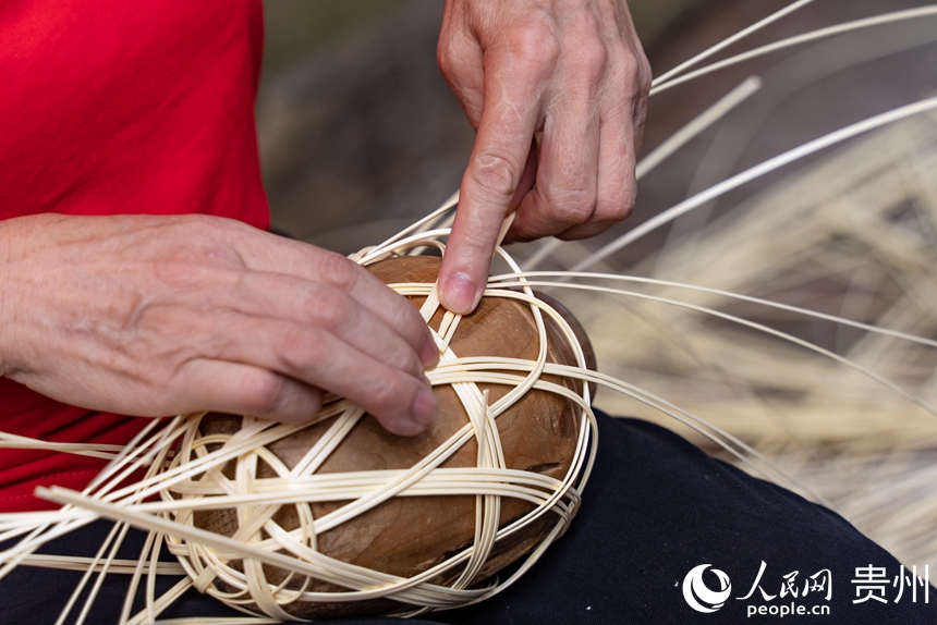 古鎮內的竹編匠人正在加工竹編制品。人民網記者 涂敏攝