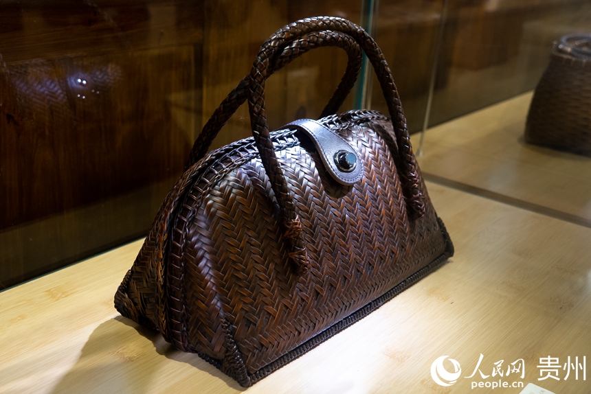 竹編匠人制作的竹包。人民網記者 涂敏攝