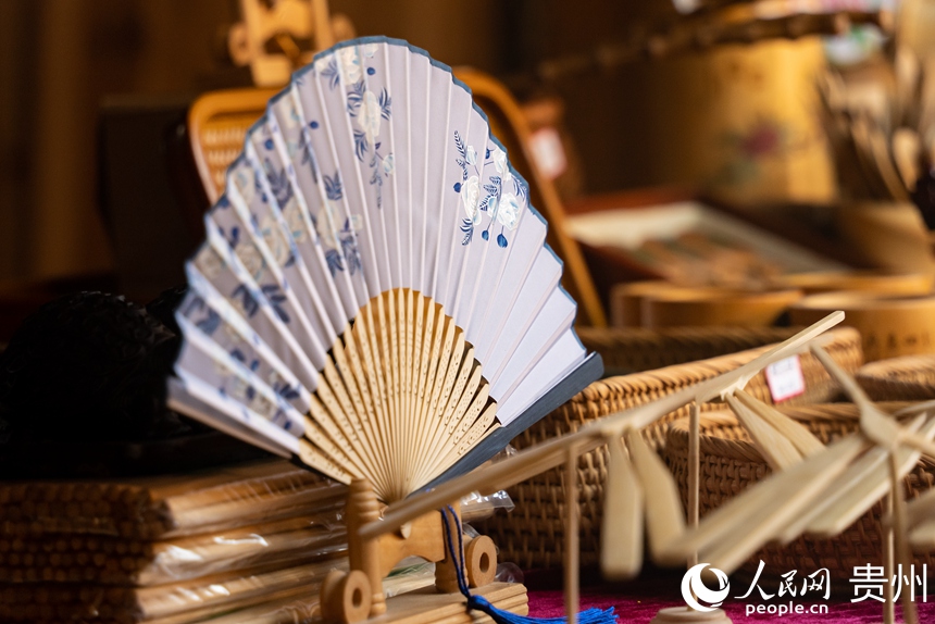 古鎮內出售的竹扇。人民網記者 涂敏攝