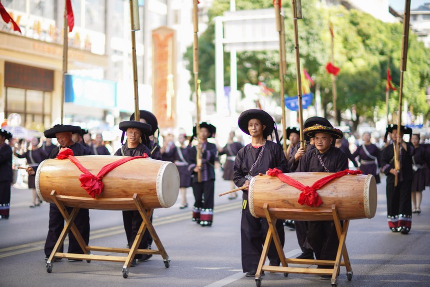 7月21日，貴州省丹寨縣身著傳統盛裝服飾的群眾，在展演國家級非遺項目反排木鼓舞。