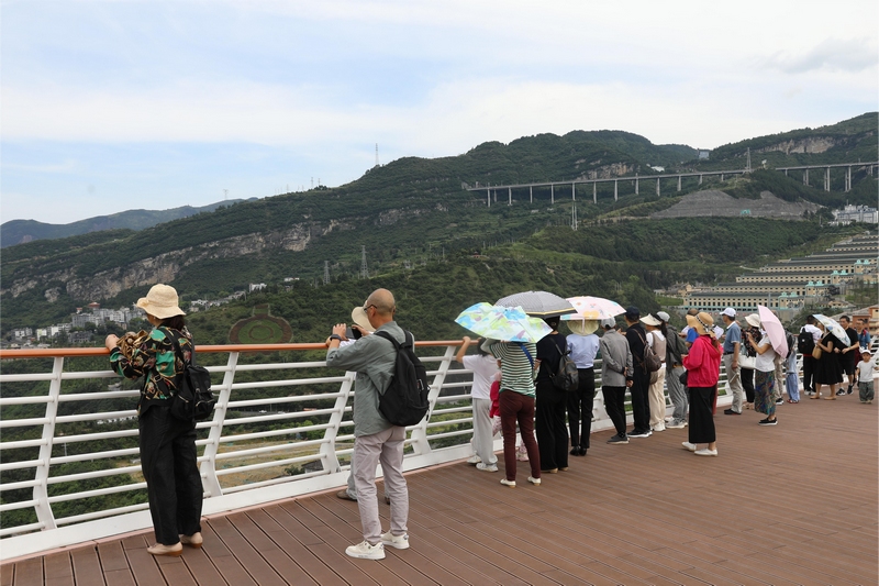游客在習酒文化城拍照打卡。