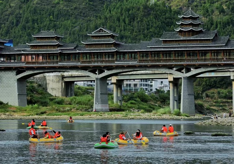 泛舟清水江。