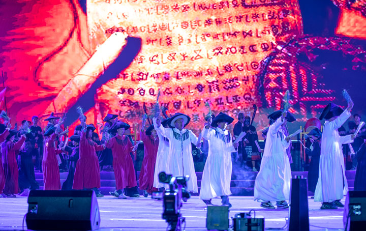 布摩祭火祈福。李學友攝