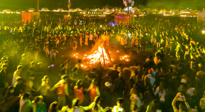 篝火狂歡。李學友攝