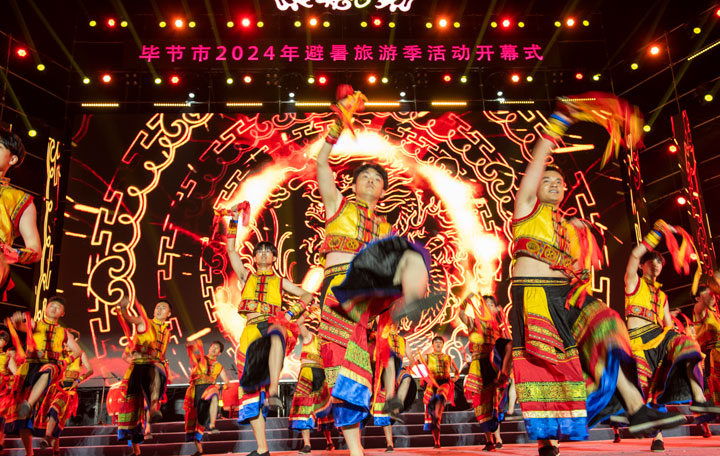 彝族鈴鐺舞表演。李學友攝