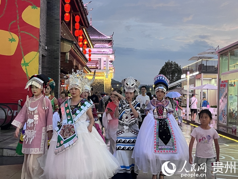 街區內游客絡繹不絕。人民網 陳潔泉攝 
