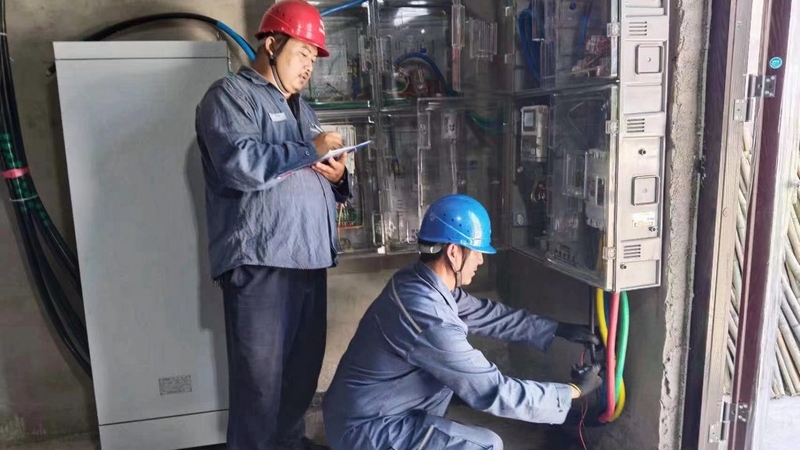 南方電網修文供電局組織服務人員，走進小箐鎮小壩村烤煙種植基地，了解用戶用電需求，對電烤房的用電設備設施、線路進行仔細檢查，排除用電隱患 修文縣供電局羅志勇 攝