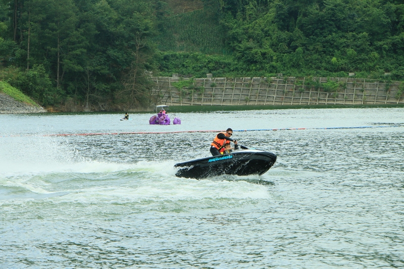驚險刺激的摩托艇、悠閑舒適的皮劃艇，載著游客穿梭于湖光水色之間，盡享“爽爽貴陽·心學修文”夏日獨特的清涼。姜繼恒攝