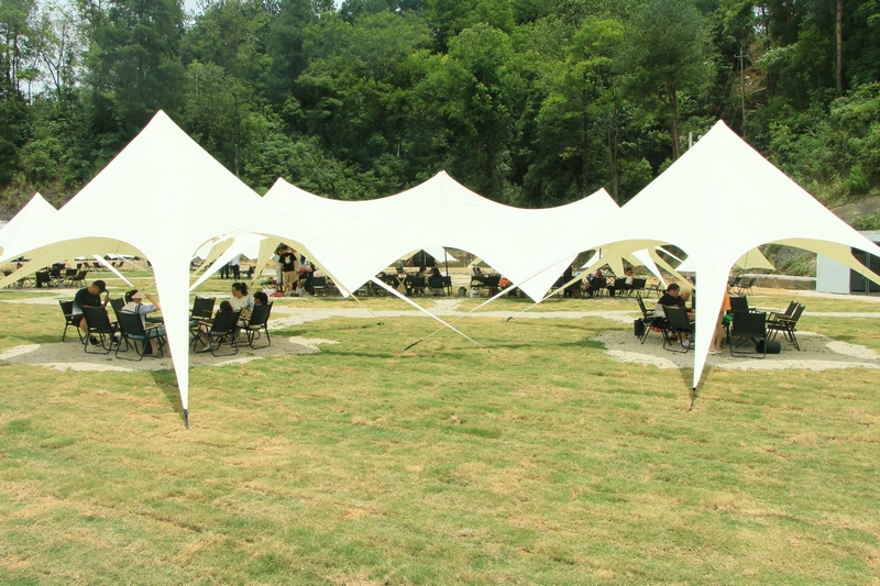 貴陽沖浪小鎮還在岸邊開辟森湖露營基地。陳祺攝