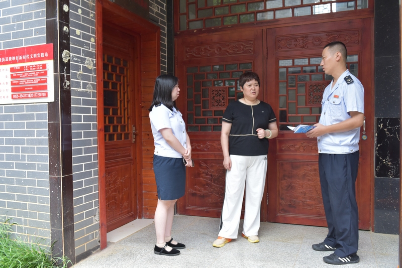 高新區稅務局業務骨干到樓納客棧開展稅費宣傳（譚化珍 攝）