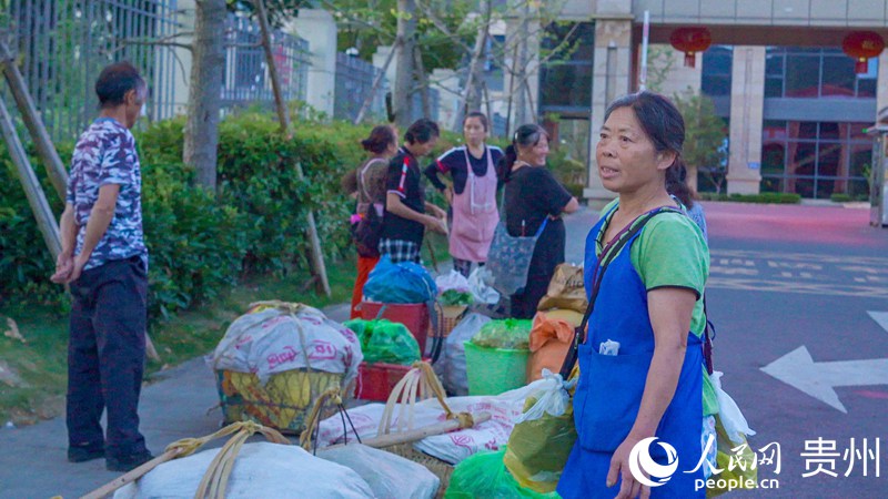 菜農站在路邊等車。人民網 陽茜攝