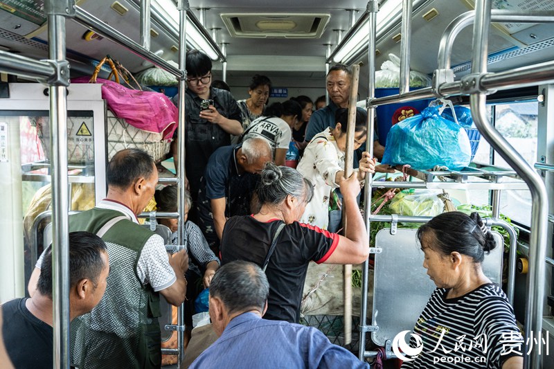 菜農乘坐“惠農專線”。人民網 陽茜攝 