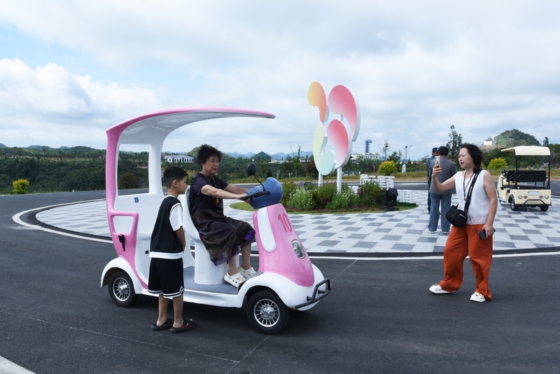 游客在露營基地拍照 秦清攝