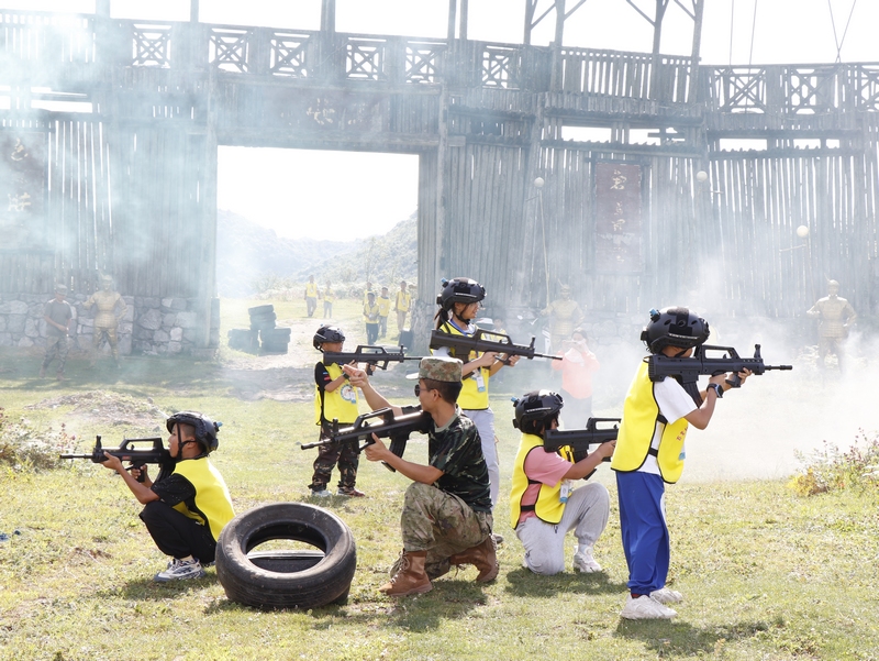體驗戶外cs項目 黃婷婷攝