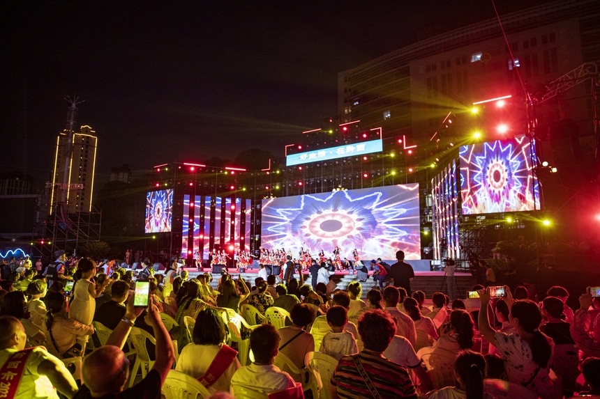 2024年8月1日，貴州省黔西市2024年“好生活 在黔西”避暑旅游季火把節，文藝表演精彩紛呈。