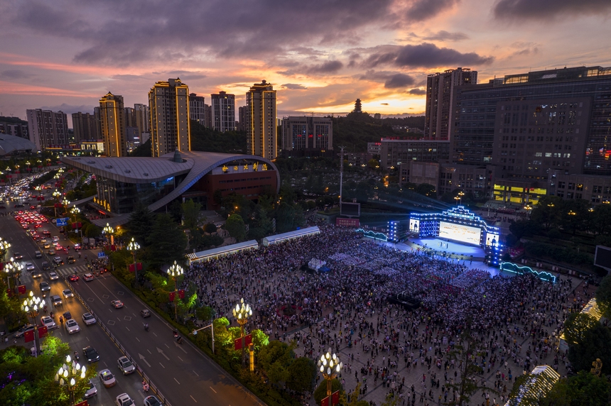 2024年8月1日，貴州省黔西市2024年“好生活 在黔西”避暑旅游季火把節現場（無人機照片）。