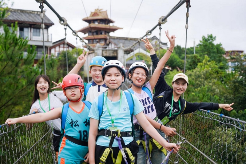 體驗攀巖、定向戶外項目。