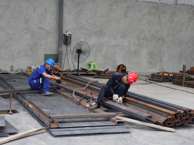 在貴州天寶豐原生態農業科技有限公司的生產車間里一派火熱景象 修文縣融媒體中心李云 攝