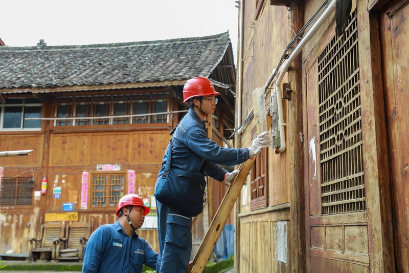 劍河供電局工作人員正在開展分表到戶安裝工作。