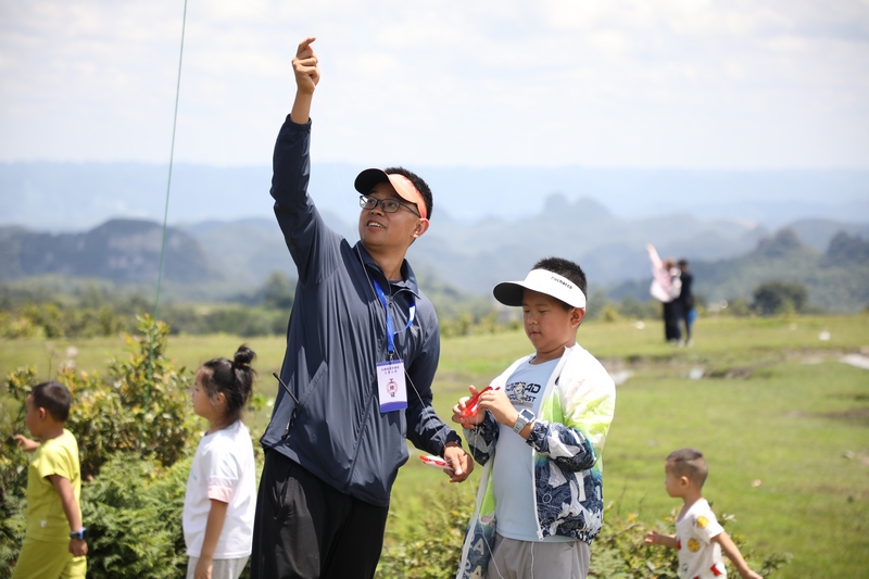 觀眾紛紛加入放風箏行列。