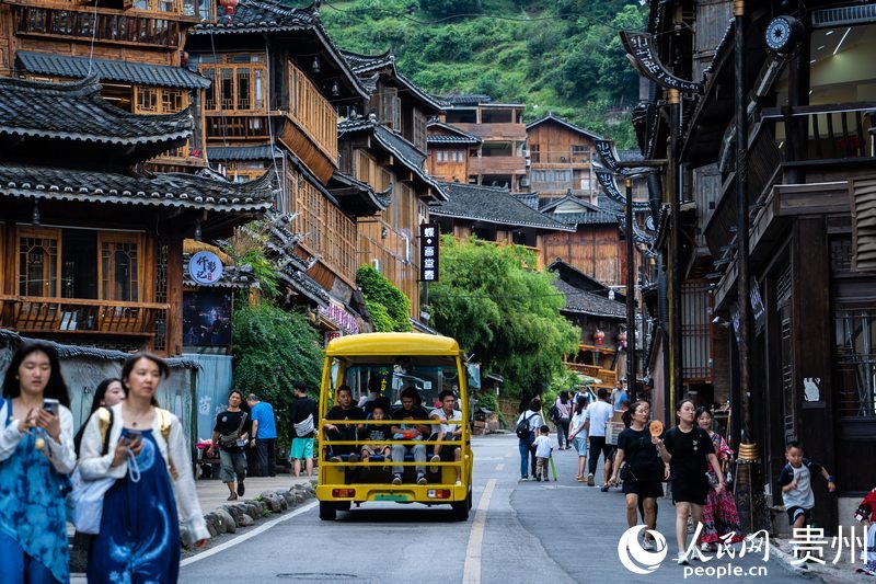 游客乘觀光車游覽苗寨。人民網 陽茜攝.jpg