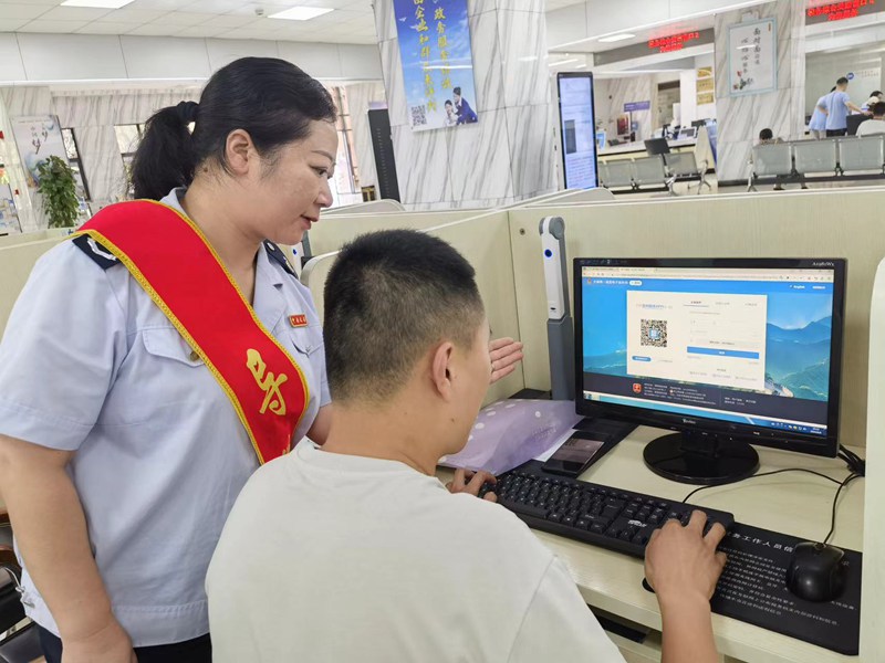 專人輔導使用電子稅務局辦理業務。