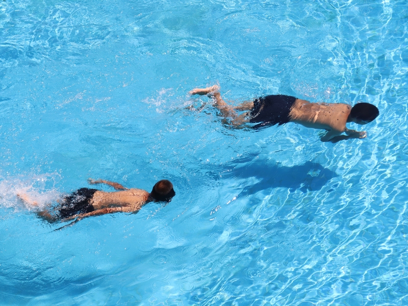 5、顧客在民宿游泳