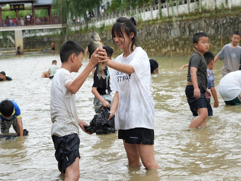 2、小孩捉到魚