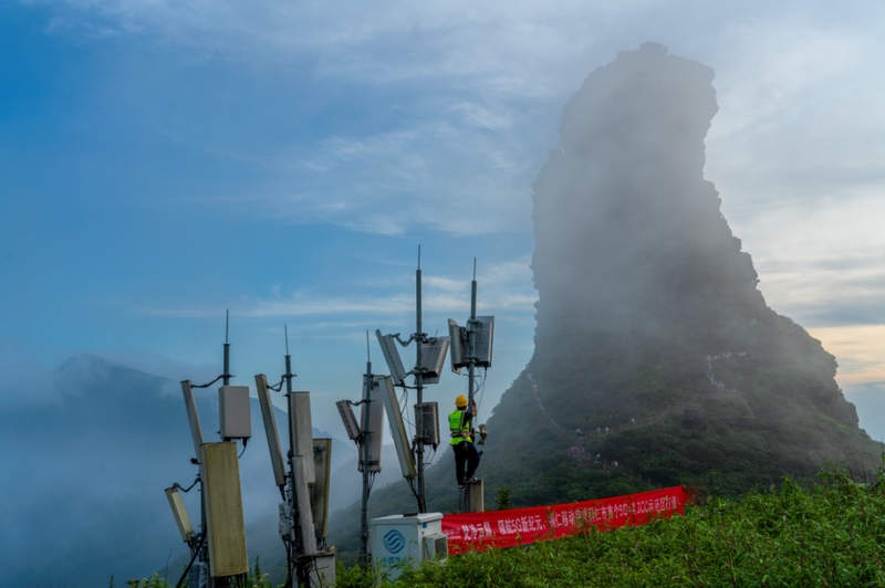1 圖為貴州移動在梵凈山頂進行5G-A 3CC網絡部署。