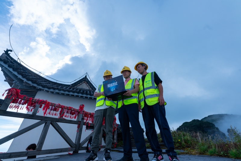 2 圖為貴州移動對紅云金頂、蘑菇石、普渡廣場等多處核心景區進行全方位5G-A網絡優化測試。