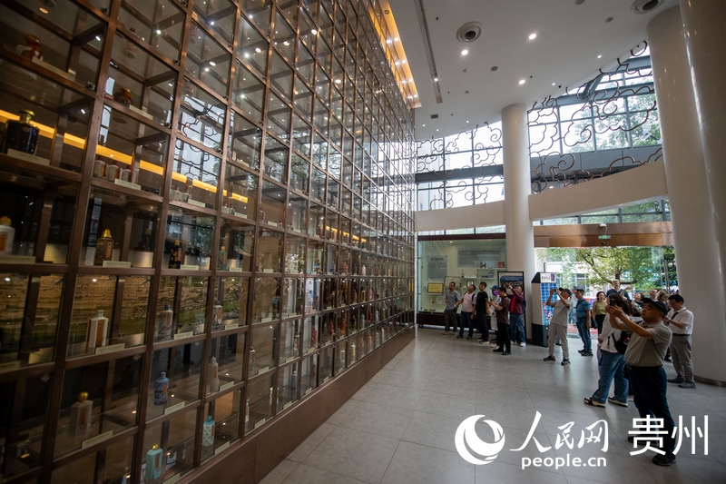 游客在中國酒文化城參觀。人民網記者 翁奇羽攝