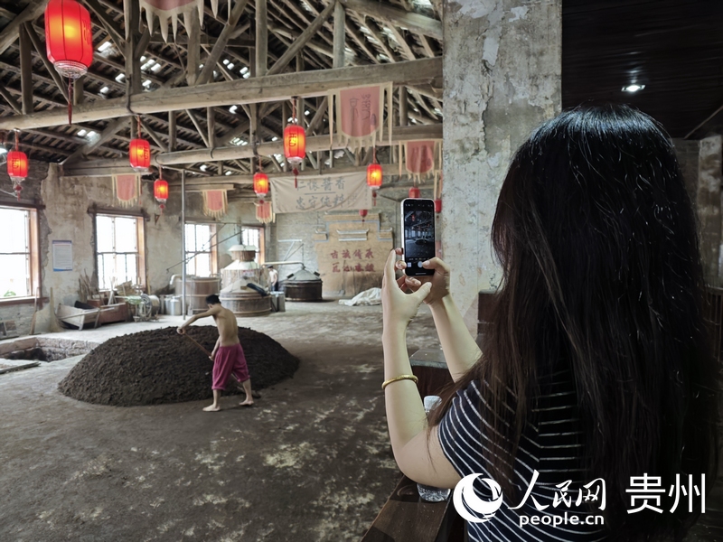 游客在感受茅臺鎮釀酒文化。人民網 龍章榆攝