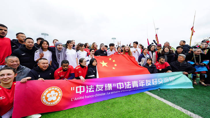 在榕江縣“村超”球場，中法青年友誼賽雙方球員合影留念。周光勝攝